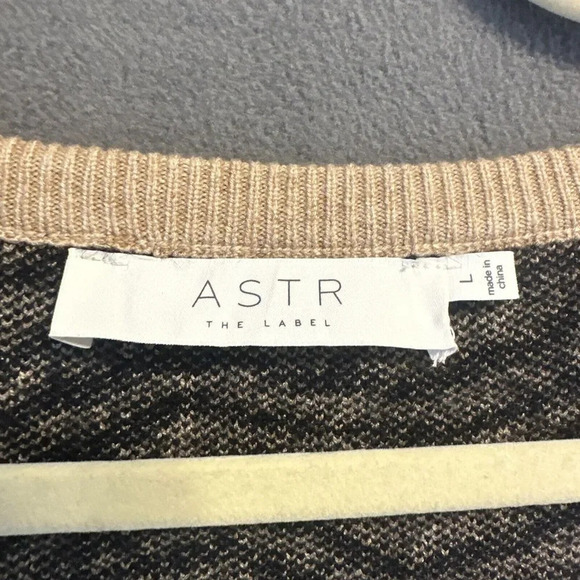 ASTR The Label Tiger Striped Fuzzy V-Neck Sweater Size Large Black Beige Animal - Picture 6 of 9